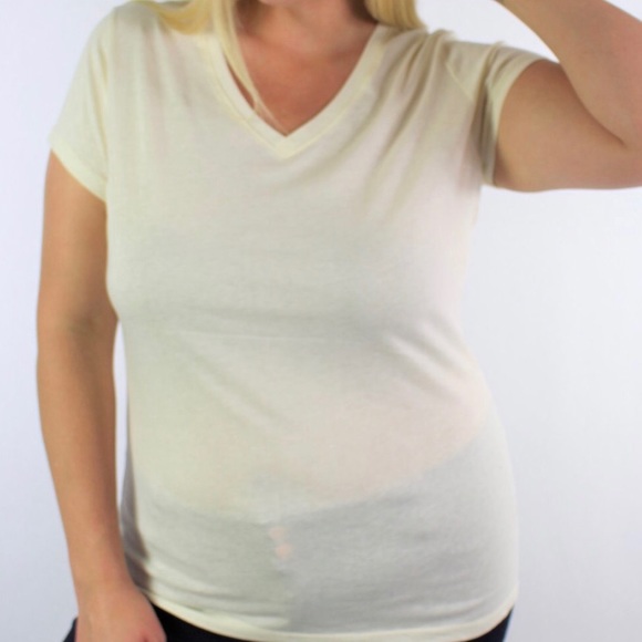 ✨2 left✨ Plus Size Basic V-Neck Tee - Picture 2 of 7